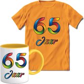 65 Jaar Vrolijke Verjaadag T-shirt met mok giftset Geel | Verjaardag cadeau pakket set | Grappig feest shirt Heren – Dames – Unisex kleding | Koffie en thee mok | Maat XL