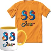 88 Jaar Vrolijke Verjaadag T-shirt met mok giftset Geel | Verjaardag cadeau pakket set | Grappig feest shirt Heren – Dames – Unisex kleding | Koffie en thee mok | Maat L