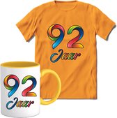 92 Jaar Vrolijke Verjaadag T-shirt met mok giftset Geel | Verjaardag cadeau pakket set | Grappig feest shirt Heren – Dames – Unisex kleding | Koffie en thee mok | Maat 3XL