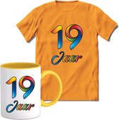 19 Jaar Vrolijke Verjaadag T-shirt met mok giftset Geel | Verjaardag cadeau pakket set | Grappig feest shirt Heren – Dames – Unisex kleding | Koffie en thee mok | Maat S