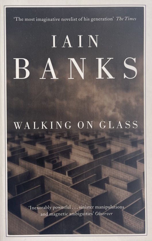 Boek 'Walking on Glass' van Iain Banks met een doolhof op de cover en citaten van The Times en Observer.