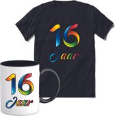 16 Jaar Vrolijke Verjaadag T-shirt met mok giftset Zwart | Verjaardag cadeau pakket set | Grappig feest shirt Heren – Dames – Unisex kleding | Koffie en thee mok | Maat M