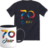 70 Jaar Vrolijke Verjaadag T-shirt met mok giftset Zwart | Verjaardag cadeau pakket set | Grappig feest shirt Heren – Dames – Unisex kleding | Koffie en thee mok | Maat S