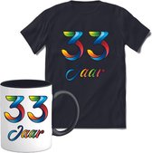 33 Jaar Vrolijke Verjaadag T-shirt met mok giftset Zwart | Verjaardag cadeau pakket set | Grappig feest shirt Heren – Dames – Unisex kleding | Koffie en thee mok | Maat L