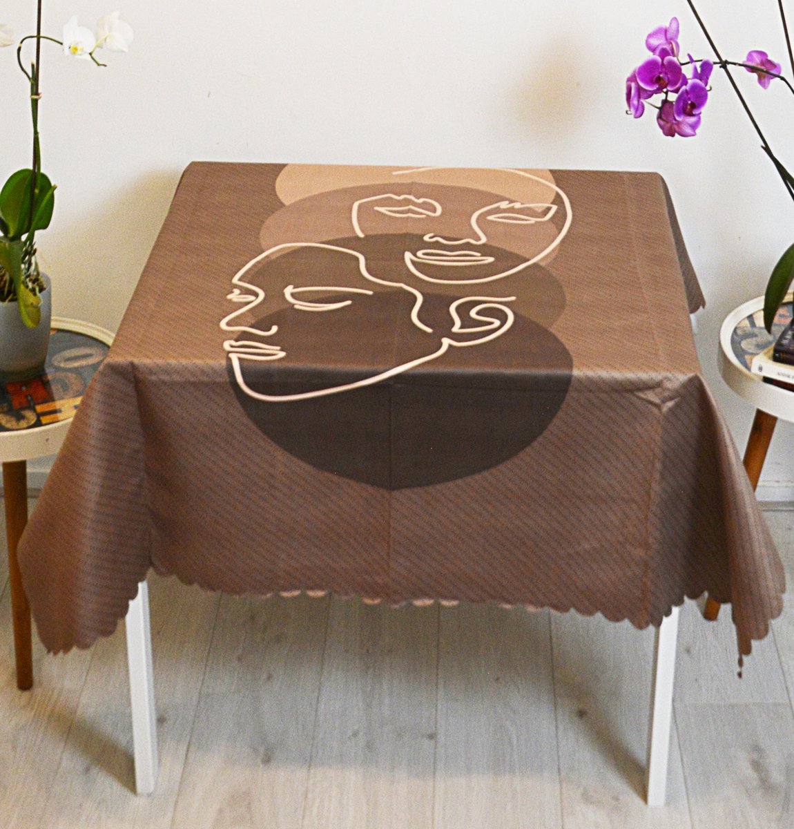 Tafelkleed 140x140 cm vierkant - Bedrukt Velvet Textiel - Vrouw man gezicht tekenen - Tafellaken - De Groen Home