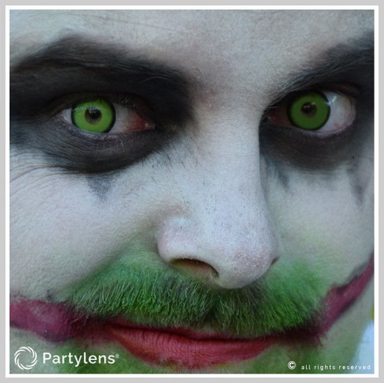 Close-up van een man met groene "Green Manson" contactlenzen en joker make-up.