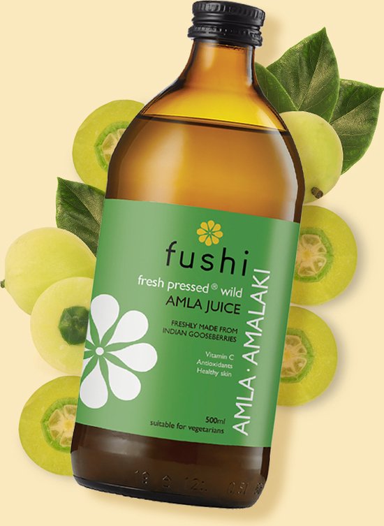 Fles fushi Amlaki sap met een groene wikkel, omringd door verse en gesneden Indiase kruisbessen.
