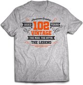 102 Jaar Legend - Feest kado T-Shirt Heren / Dames - Antraciet Grijs / Oranje - Perfect Verjaardag Cadeau Shirt - grappige Spreuken, Zinnen en Teksten. Maat M