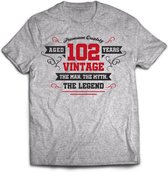 102 Jaar Legend - Feest kado T-Shirt Heren / Dames - Antraciet Grijs / Rood - Perfect Verjaardag Cadeau Shirt - grappige Spreuken, Zinnen en Teksten. Maat L