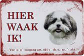 Hier waak ik Shih tzu - Metalen bord - Wandbord - Wand bord - Decoratie - Cadeau - 20 x 30cm - UV bestendig - Wandborden - Metalen borden - Eco vriendelijk - Uniek - Honden bordje - Waak bord