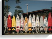 Canvas  - Rij Gekleurde Surfplanken - 40x30cm Foto op Canvas Schilderij (Wanddecoratie op Canvas)