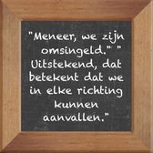 Wijsheden op krijtbord tegel over Overig met spreuk :Meneer we zijn omsingeld Uitstekend dat betekent dat we in elke richting kunnen aanvallen