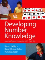 Livre "Developing Number Knowledge" avec une image d'un enseignant et de deux enfants, et des outils de calcul.