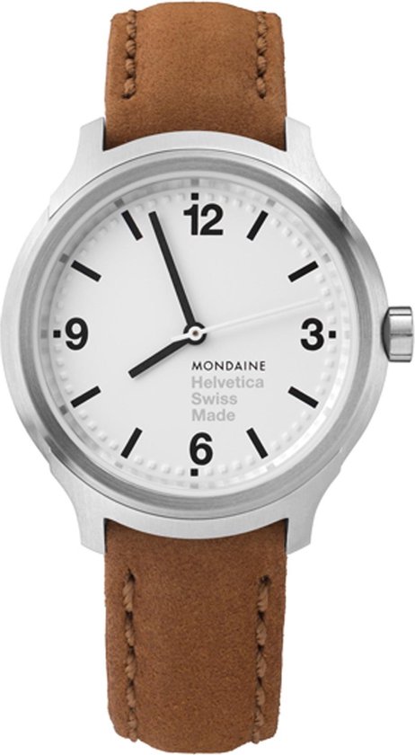 Zilverkleurig horloge met een witte wijzerplaat met zwarte cijfers en een bruine leren band.