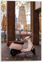 Forex - Roze Scooter in de Stad - 40x60cm Foto op Forex