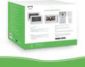 Doos van een video-intercom met beelden van de buitenpost en twee schermen waarop een vrouw staat. Afmetingen 214mm en 152mm. Tekst: Install the rain shelter for camera indoor unit on the wall.
