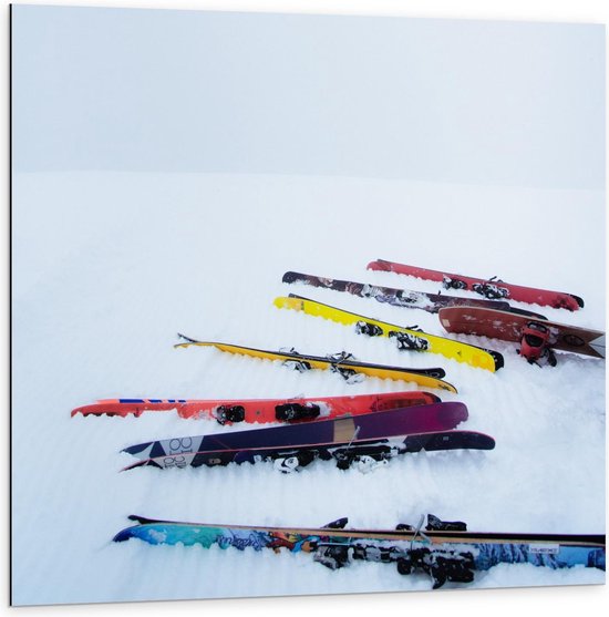 Dibond - Skie's in de Sneeuw - 100x100cm Foto op Aluminium (Met Ophangsysteem)
