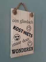 Houten tekstbord -Een glimlach kost niets - Kado - Verjaardag