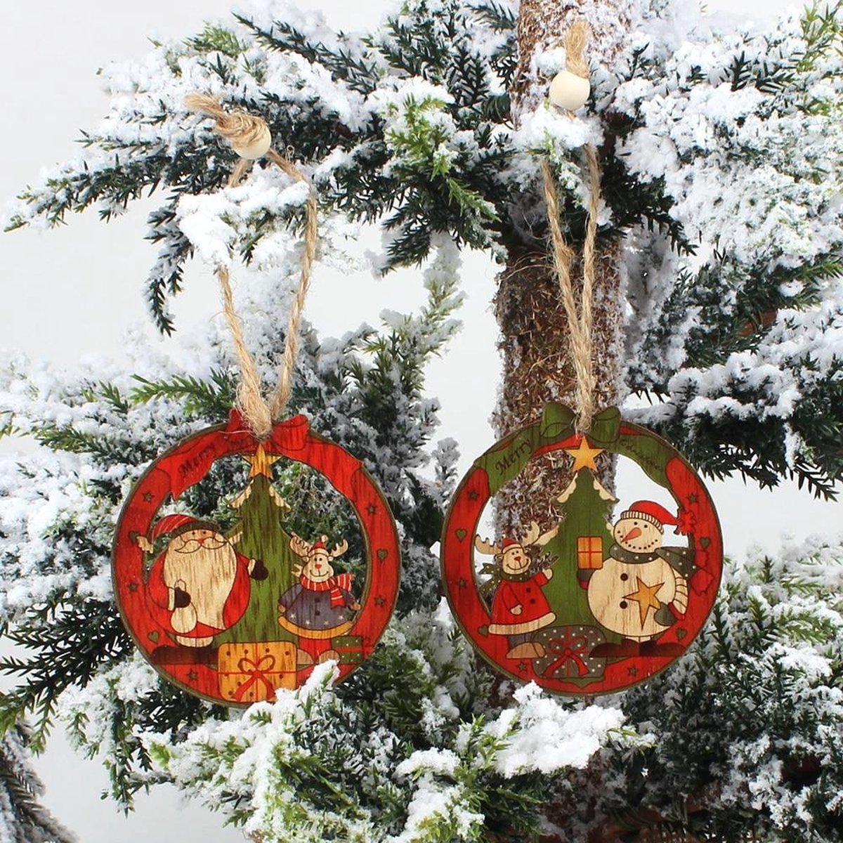 Kleurrijke Sneeuwpop En Kerstversieringen in Een Raam Stock Foto