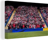 Canvas Schilderij Mensen in voetbalstadion - 90x60 cm - Wanddecoratie