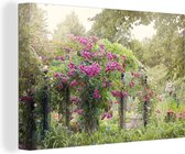 Canvas Schilderij Mooie roze rozen groeien als planten in de wilde natuur - 30x20 cm - Wanddecoratie