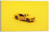 Dibond - Gele Auto op Gele Achtergrond - 60x40cm Foto op Aluminium (Met Ophangsysteem)