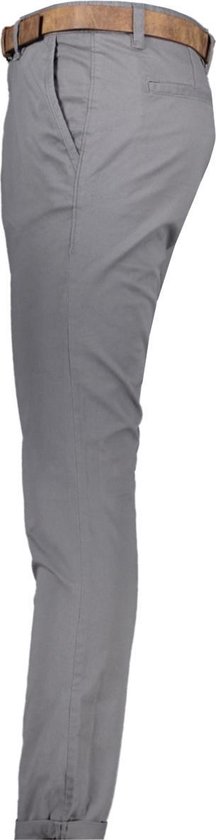 Zijaanzicht van een man in een grijze chino met bruine riem, opgerolde pijpen.
