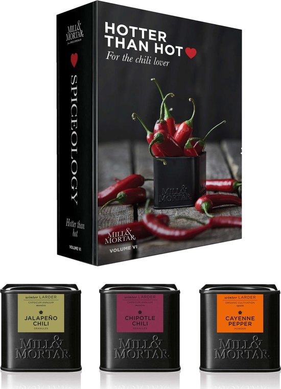 Mill & Mortar Spiceology boek en 3 chilipots: Jalapeño, Chipotle en Cayenne.