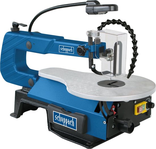 Blauwe Scheppach figuurzaagmachine met LED werklamp en flexibele stofblazer, studio opname.