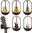 Collage van diverse gitaren en een ukelele aan de muur, met een akoestische gitaar aan een zwarte beugel.