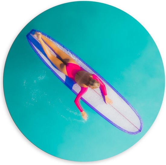 Dibond Wandcirkel - Bovenaanzicht Vrouw op Surfplank - 120x120cm Foto op Aluminium Wandcirkel (met ophangsysteem)