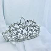 Zeer mooie luxe tiara kroontje / bruiloft / feest / haarversiering / haaraccesoires / gala / diadeem met steentjes