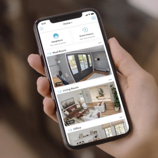 Telefoon met Ring app, toont livestreams van 'Mud Room', 'Living Room' en 'Office'.