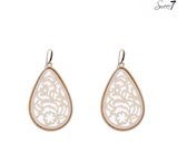 Creme oorbellen met open hanger en een goudkleurige rand