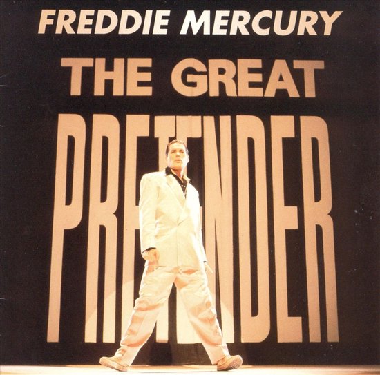 Freddie Mercury in wit pak, voor een podium met de tekst "The Great Pretender".