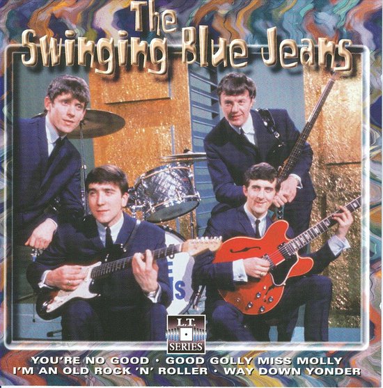 Vier mannen in nette pakken. Twee spelen gitaar, één basgitaar en één drumt. De groepsnaam is The Swinging Blue Jeans.