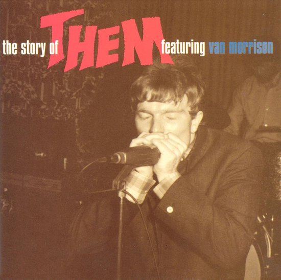 De cover van de compilatie-cd 'The Story of Them Featuring Van Morrison' toont een zwart-witfoto van Van Morrison die een mondharmonica bespeelt.