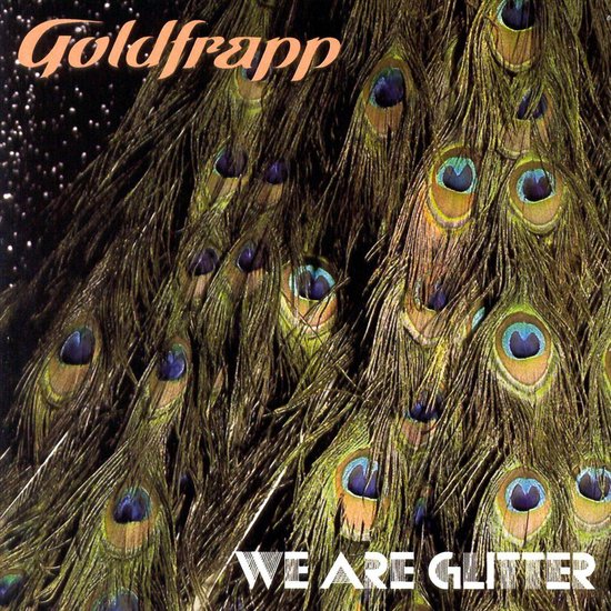 Albumhoes We Are Glitter van Goldfrapp met een close-up van kleurrijke pauwenveren tegen een zwarte achtergrond.