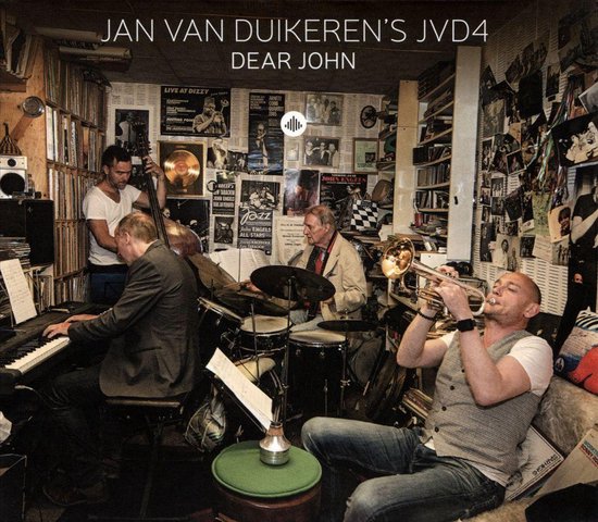Jan van Duikeren's JVD4 speelt 'Dear John' met vier muzikanten in een rommelige, met platen behangen studio. Een pianist, bassist, drummer en trompettist.