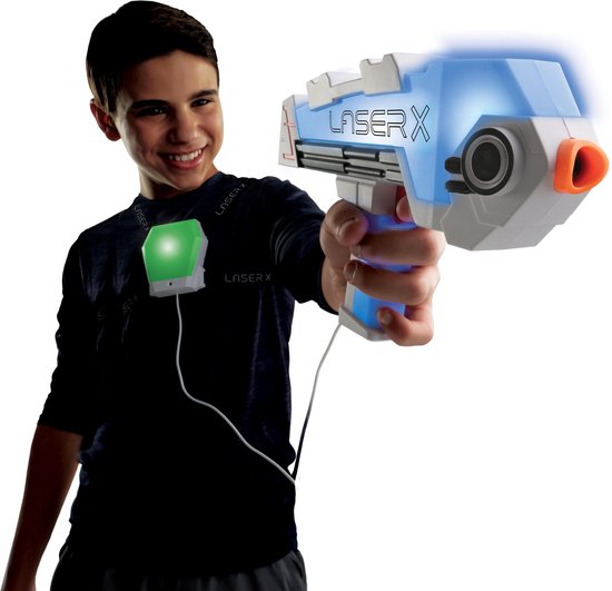 Jongen met blauwe en witte Laser X Revolution blaster en een groen lichtgevend vest.
