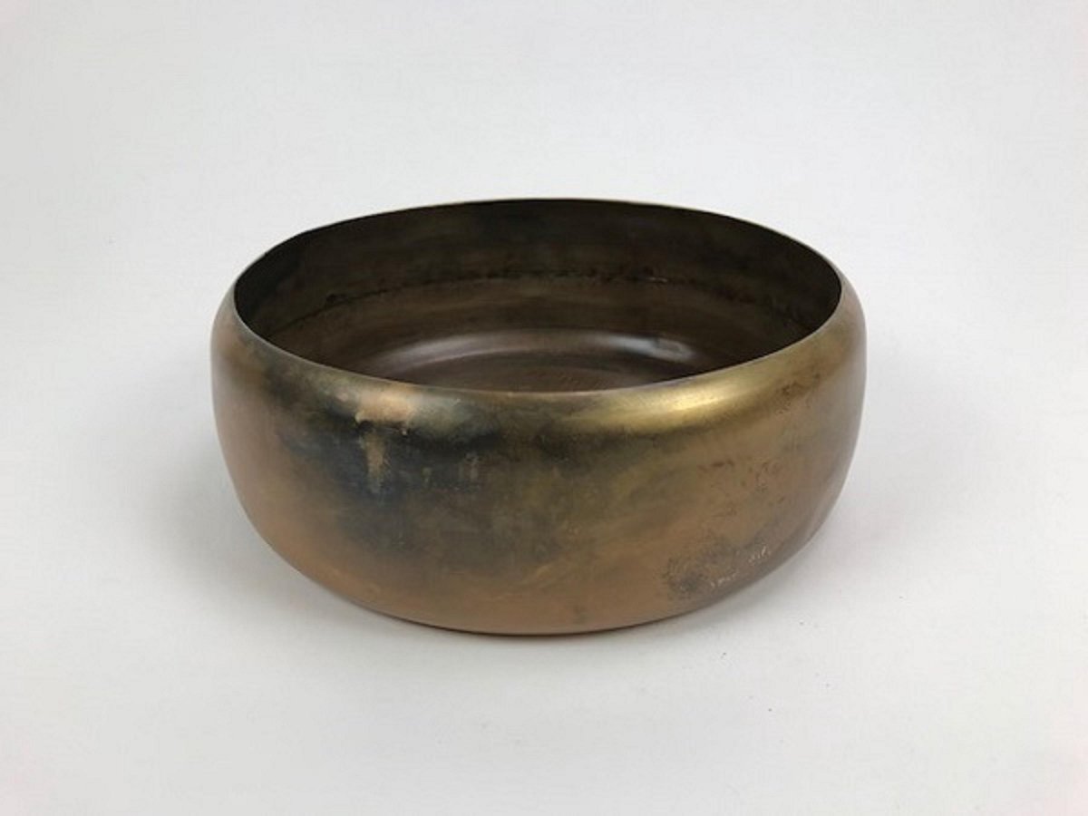Stoere schaal die 23x23x8 cm groot is. Het materiaal is goudkleurig metaal.