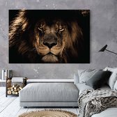 Schilderij van een leeuw tegen donkere achtergrond op aluminium, (120x80cm) inclusief ophangplaten - Leeuw schilderij - Dibond schilderij - Schilderij