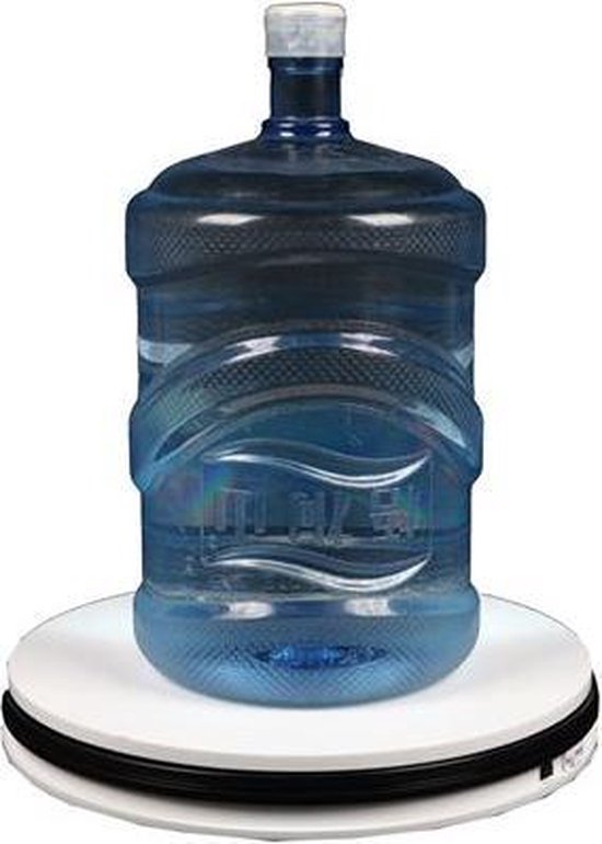 Wit draaiplateau met zwarte rand, waarop een grote blauwe waterfles staat.