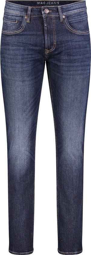 Donkerblauwe heren jeans van MAC Jeans, recht model, van voren gefotografeerd. Met oranje stiksels en lichte wassing.