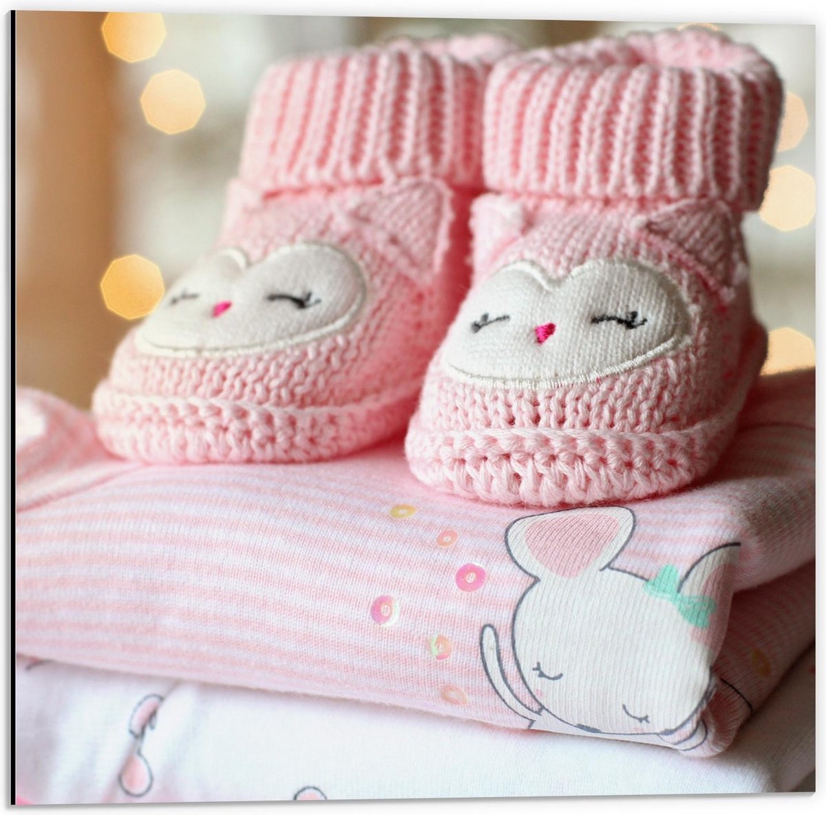 Dibond - Roze Baby Kleertjes en Schoentjes - 50x50cm Foto op Aluminium (Met Ophangsysteem)