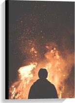 Canvas - Man bij het Vuur - 40x60cm Foto op Canvas Schilderij (Wanddecoratie op Canvas)