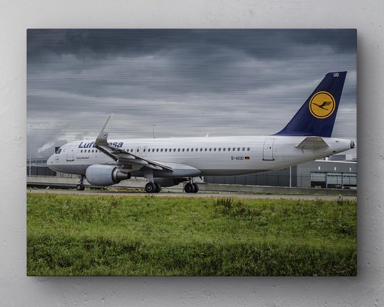 - Schilderij - Lufthansa Airbus A Taxiënd Inclusief Ophangplaatjes Luchtvaart Muurdecoratie - Multicolor - 80 X 60 Cm