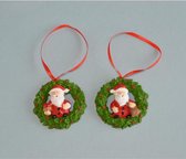 Kerstboomhanger set met 2 kerstmannen in kransen | 5,5 cm. diameter