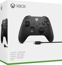 Zwarte Xbox controller met USB-C kabel, in verpakking.