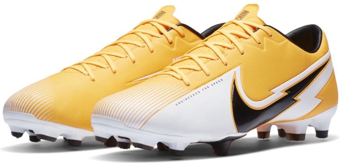 Nike Mercurial Vapor 13 voetbalschoenen in geel, wit en zwart, maat 44.5, met synthetisch bovenwerk en MG-noppen.